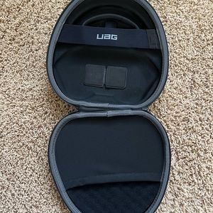 UAG Apple Airpod Max hard traveling case